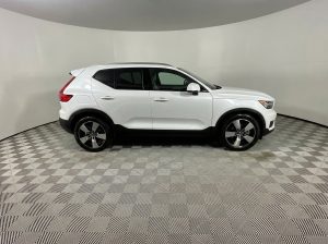 2021 Volvo XC40 Momentum AWD — thumbnail 1