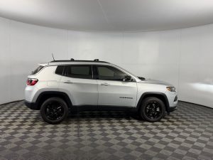 2024 Jeep Compass Latitude 4WD — thumbnail 3